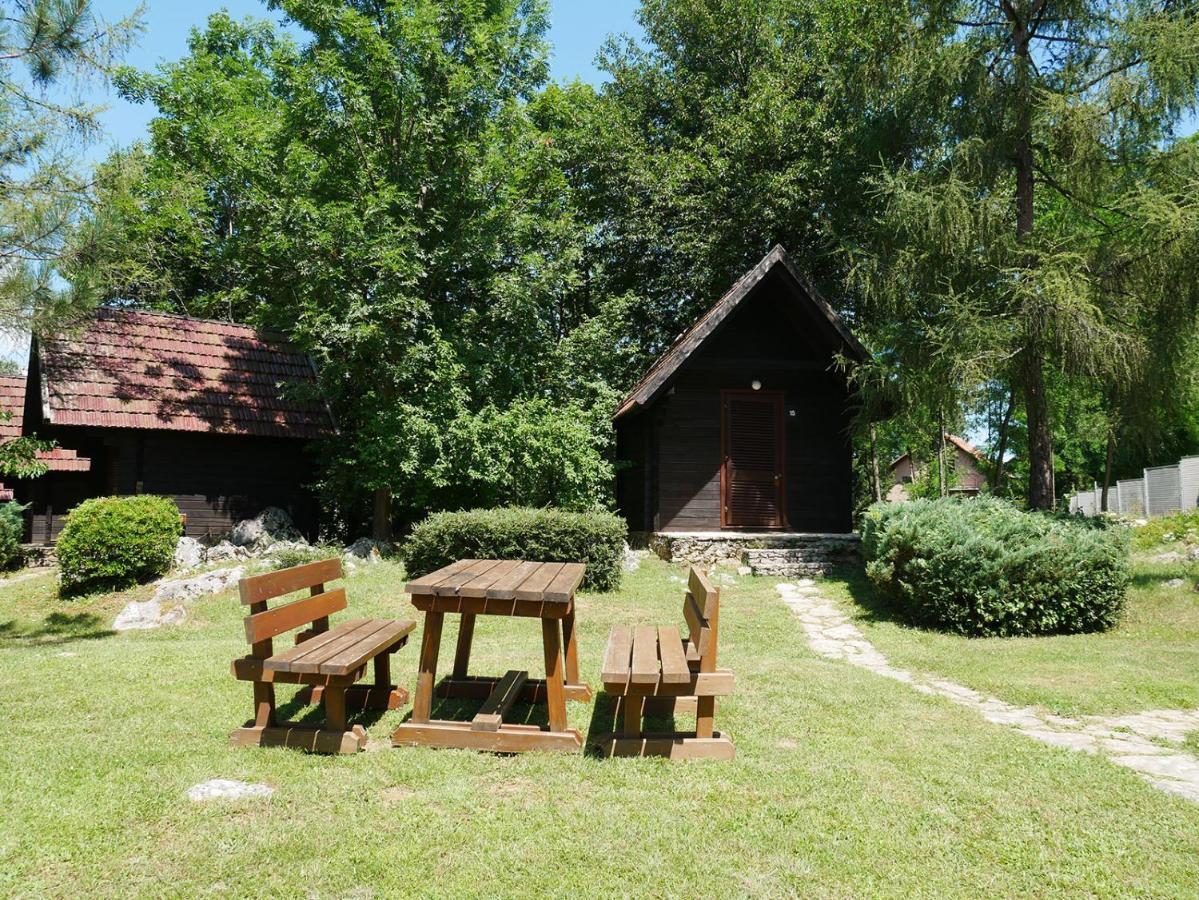 Bungalows Korana - Campsite Korana เซลิสเต เดรซิสโก ภายนอก รูปภาพ