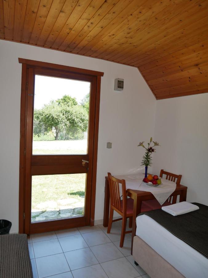 Bungalows Korana - Campsite Korana เซลิสเต เดรซิสโก ภายนอก รูปภาพ