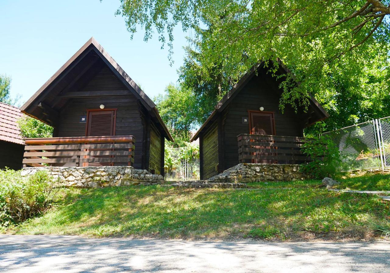 Bungalows Korana - Campsite Korana เซลิสเต เดรซิสโก ภายนอก รูปภาพ