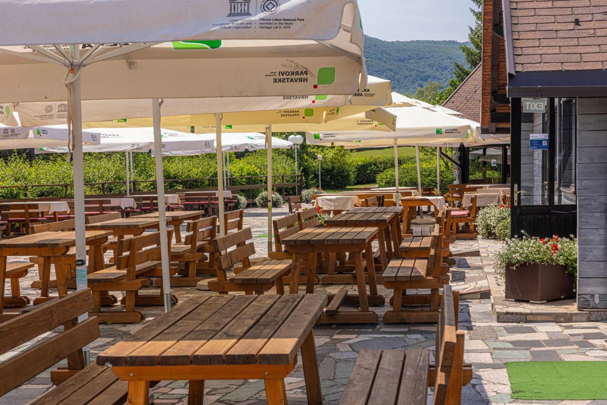 Bungalows Korana - Campsite Korana เซลิสเต เดรซิสโก ภายนอก รูปภาพ